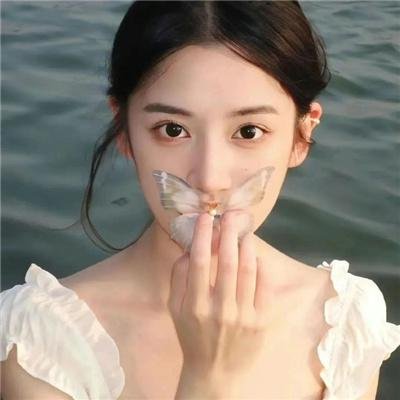 她在这里